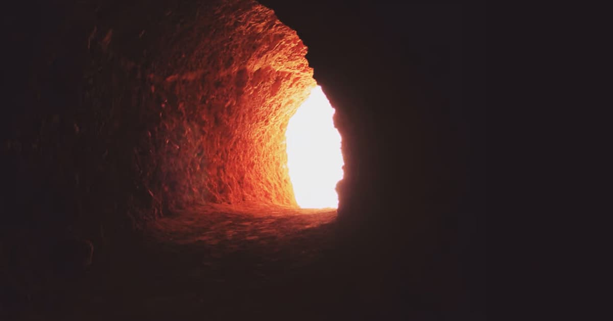 ថ្មបានរមៀលចេញពីមាត់ផ្នូរ