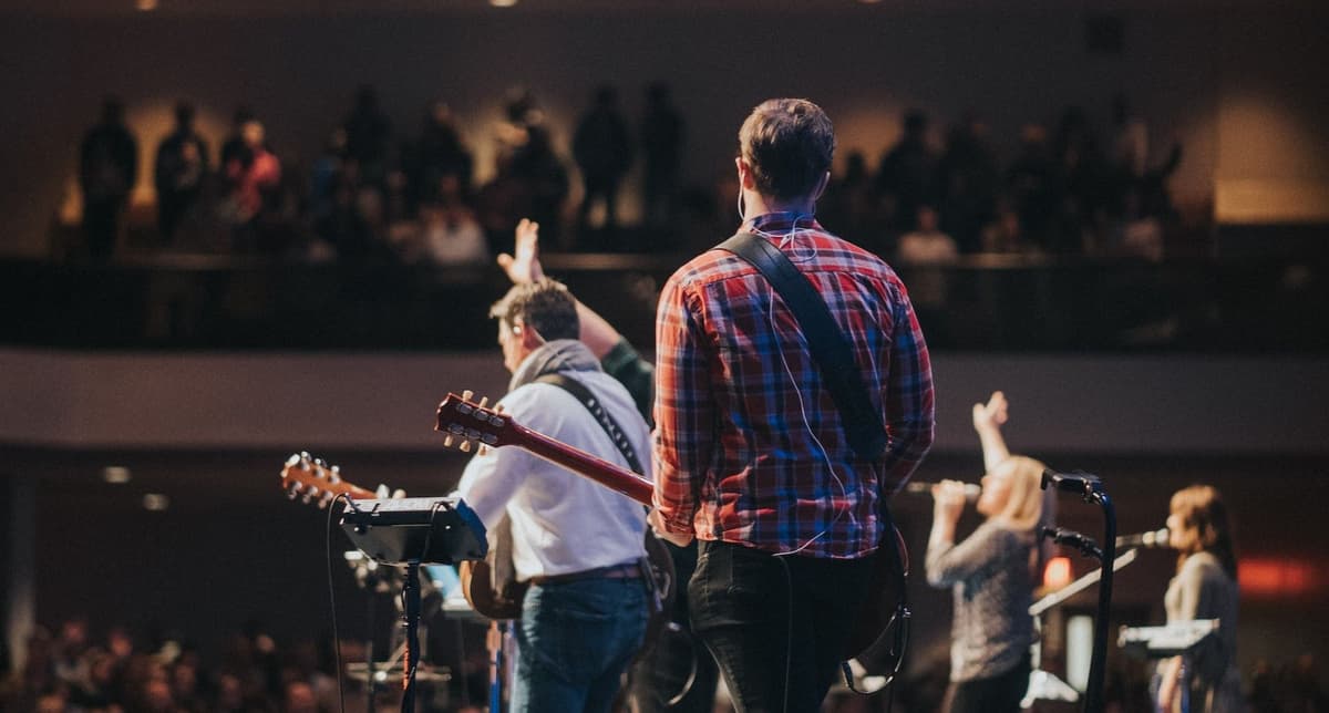 សរសើរដំកើងព្រះ ទាំងទឹកភ្នែក