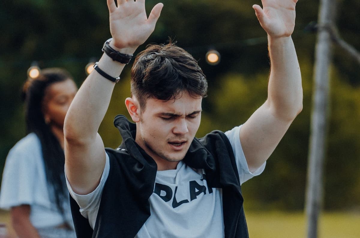 ព្រះអង្គផ្ទៀងព្រះកាណ៌ស្តាប់យើង